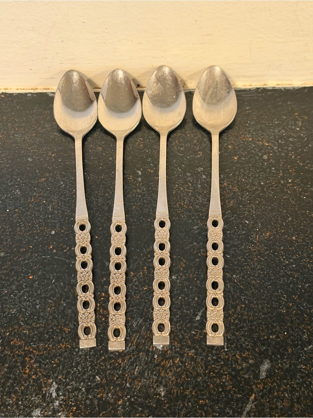 ONEIDA Deluxe Stainless Appliqué Flatware Soup Spoons Set Of 4